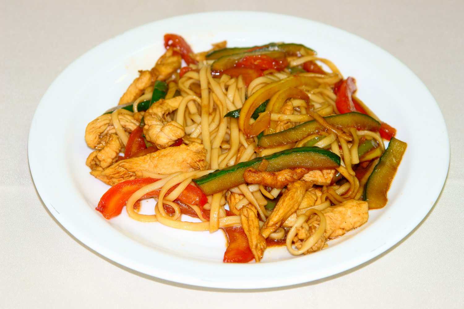 Лапша удон с курицей и овощами — азиатская кухня в домашних условиях