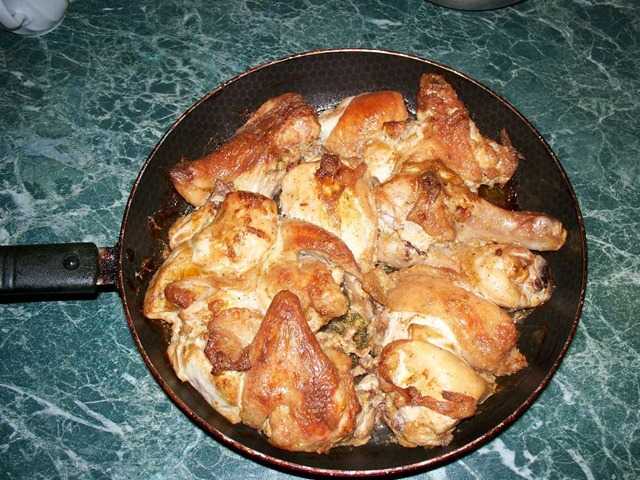 Курица на сковороде с майонезом и чесноком