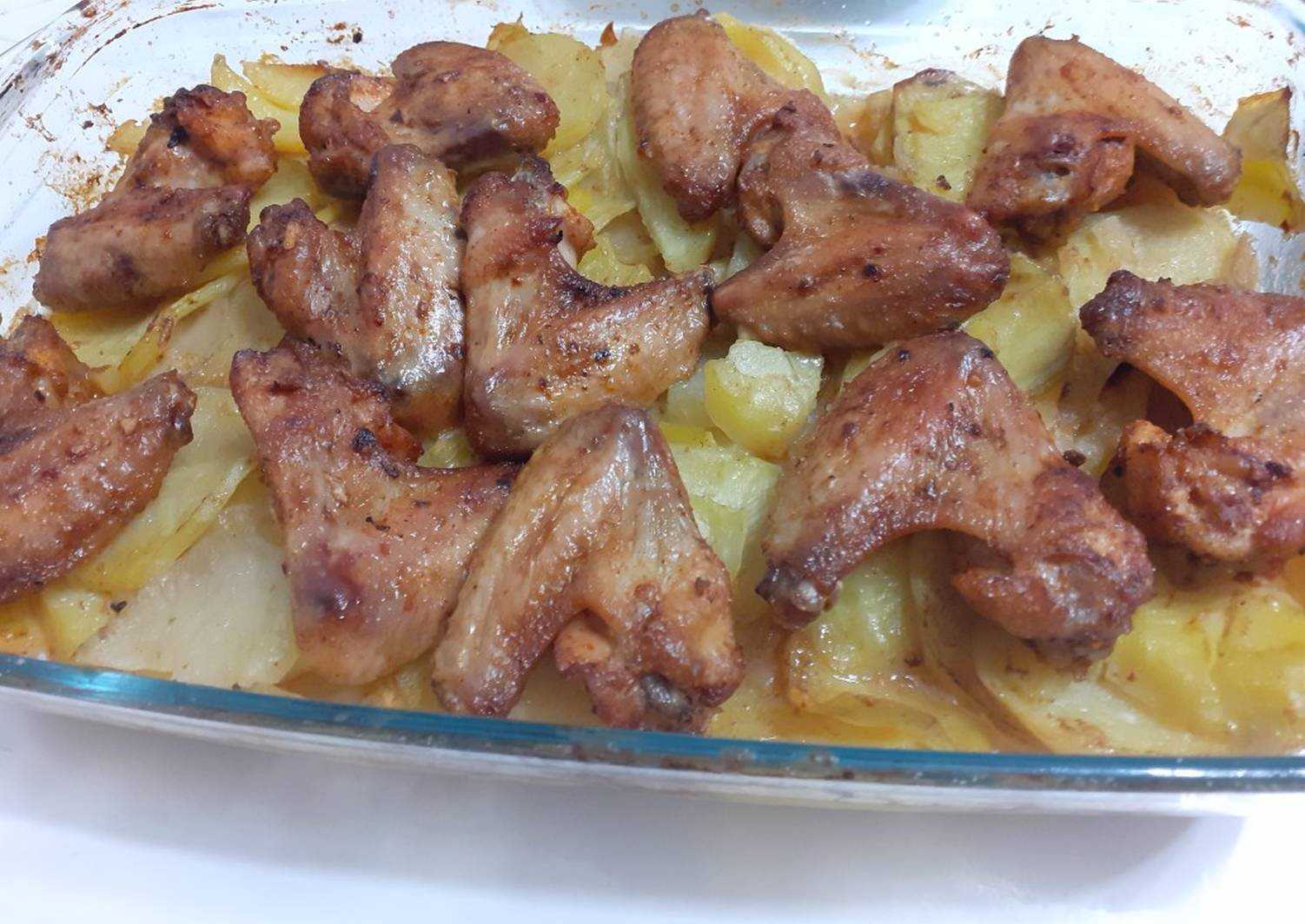 Куриные крылья с картошкой