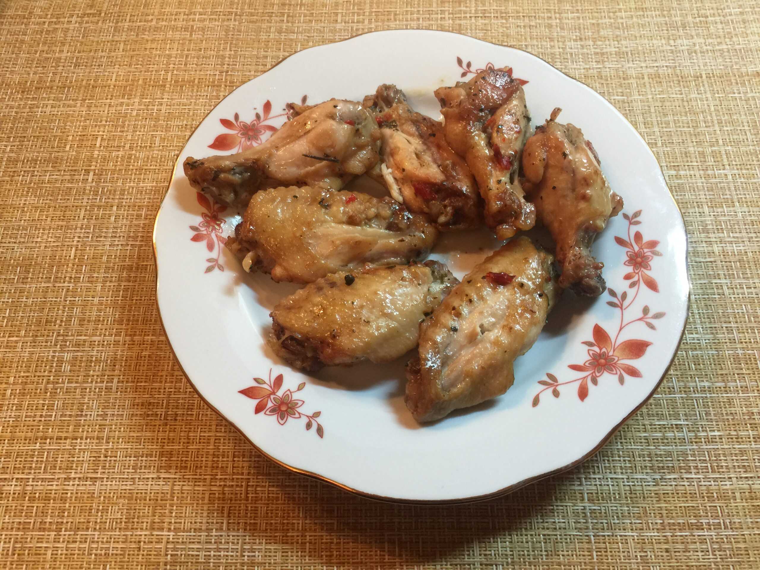 Куриные крылышки с чесноком, жаренные на сковороде – рецепт с фото