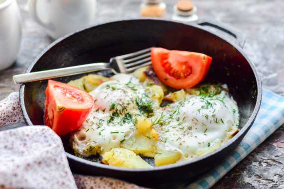 Яичница с помидорами — 8 рецептов приготовления