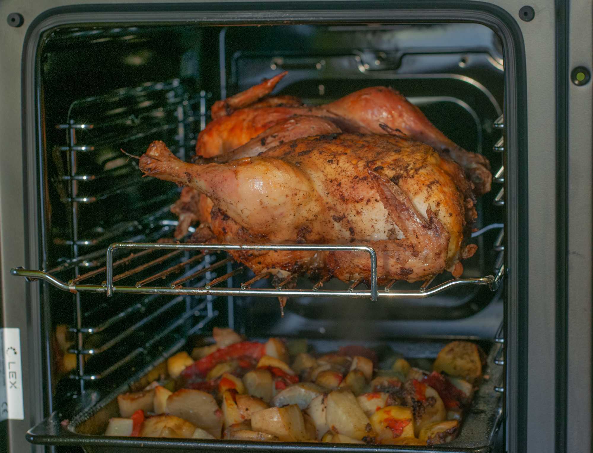 Сколько жарить курицу на сковороде (филе, бедра)?   | whattimes.ru