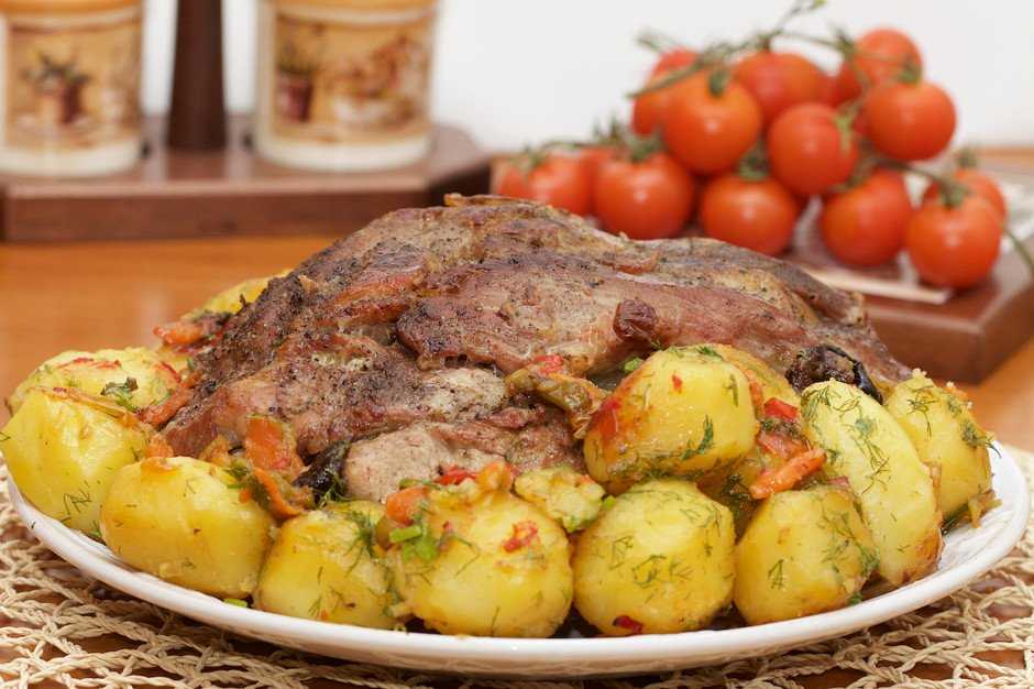 Свинина с картошкой в духовке: как приготовить блюдо