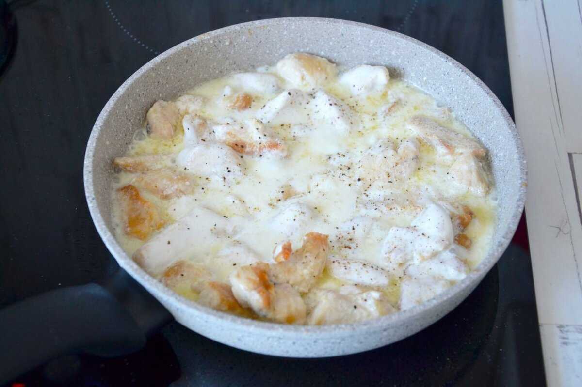 Куриная грудка в сметанном соусе на сковороде сочная и вкусная – рецепт с фото пошагово