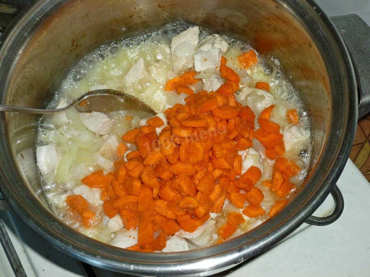 Минтай картофель морковь лук. Тушёный минтай с луком и морковью в кастрюле. Курица тушеная с морковкой. Курица тушёная с луком и морковью в кастрюле. Грудка с морковью и луком.