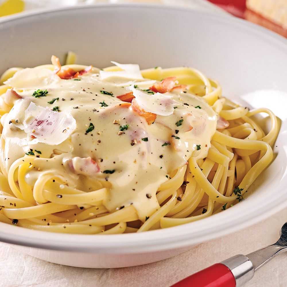 Рецепт карбонары со спагетти. Карбонара. Спагетти для пасты карбонара. Аррабиата карбонара. Сливки для пасты карбонара.