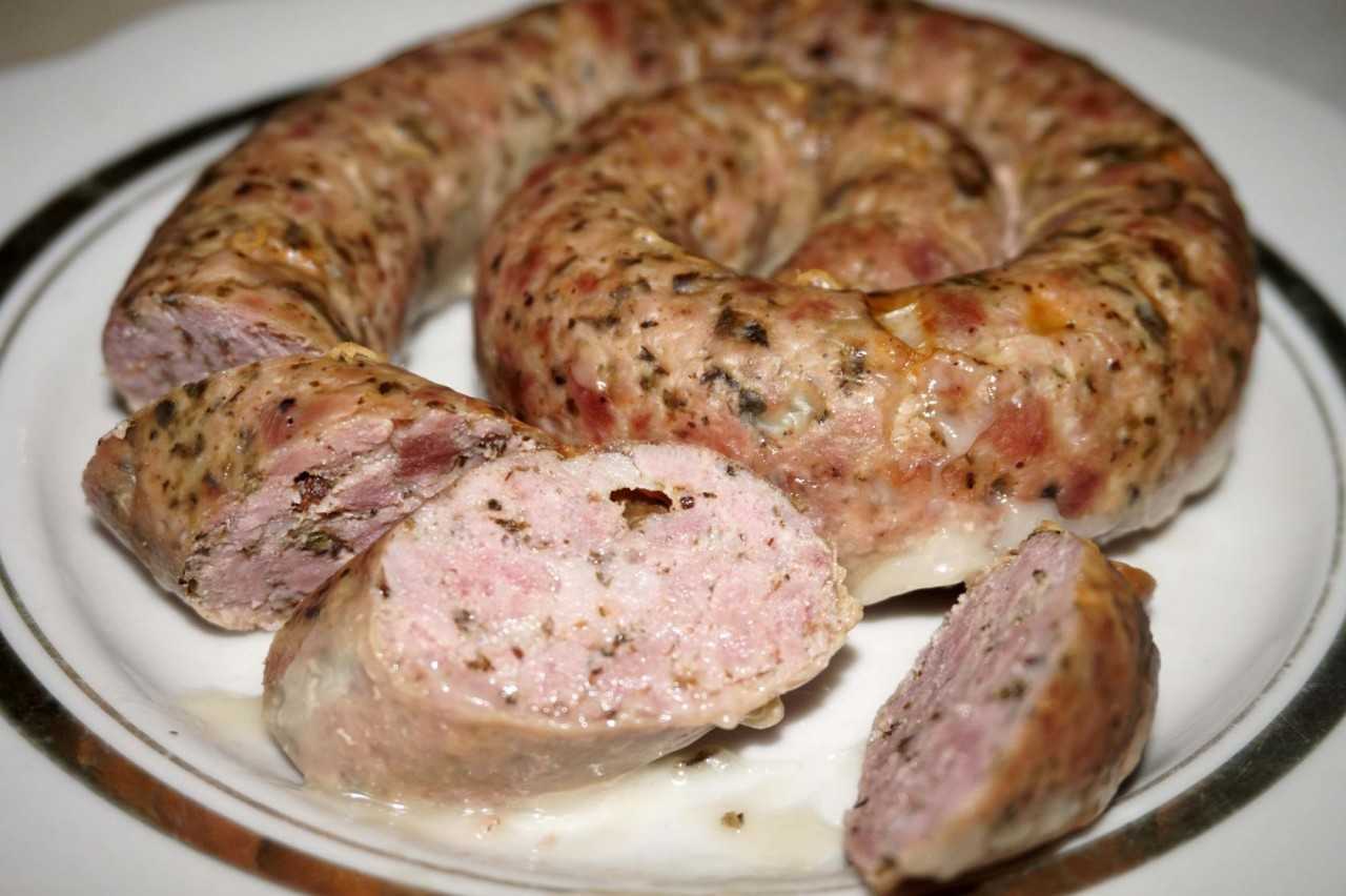 Колбаски домашние в свинины кишках