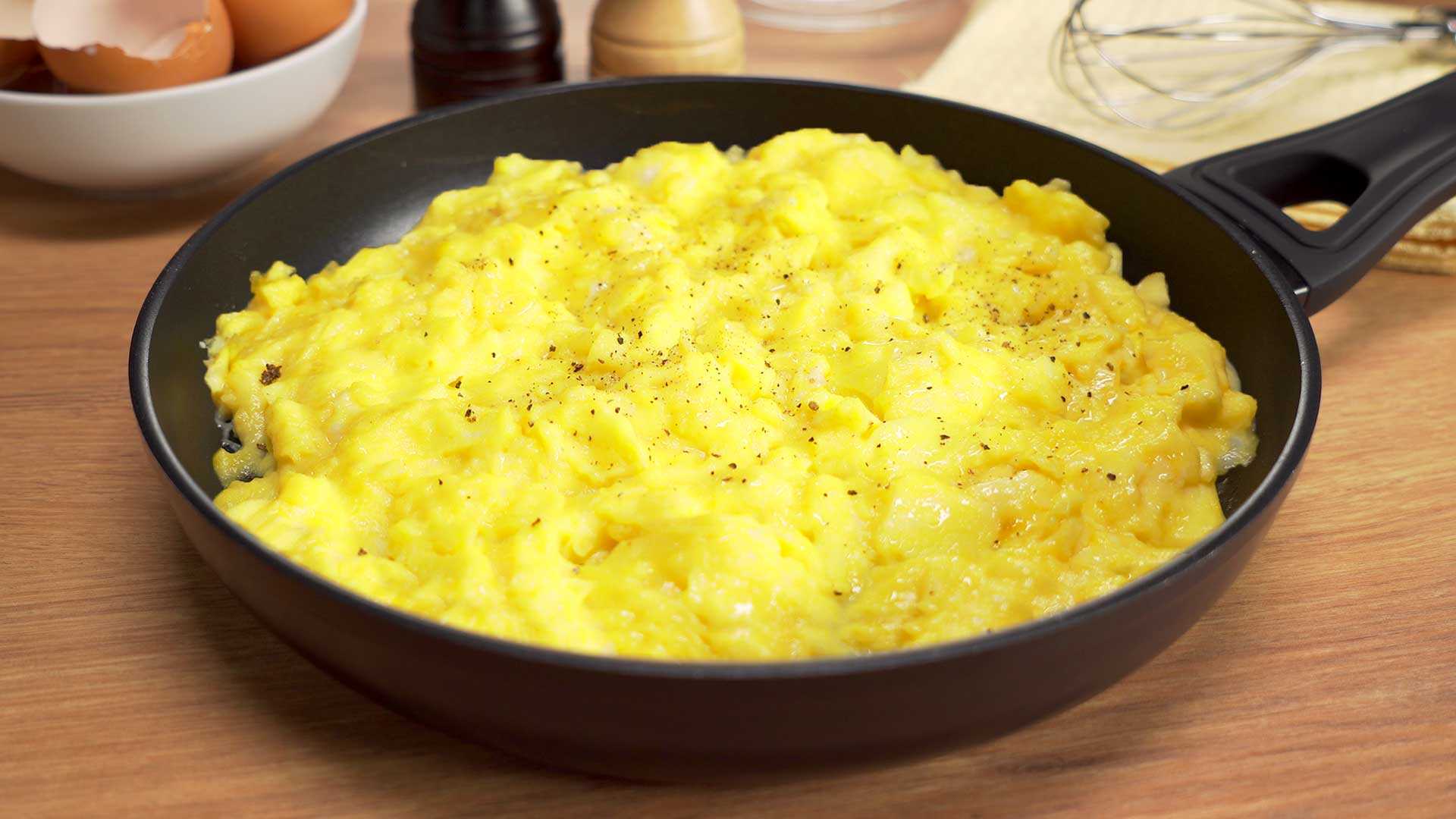 Завтрак из яиц на сковороде – 12 простых рецептов на скорую руку