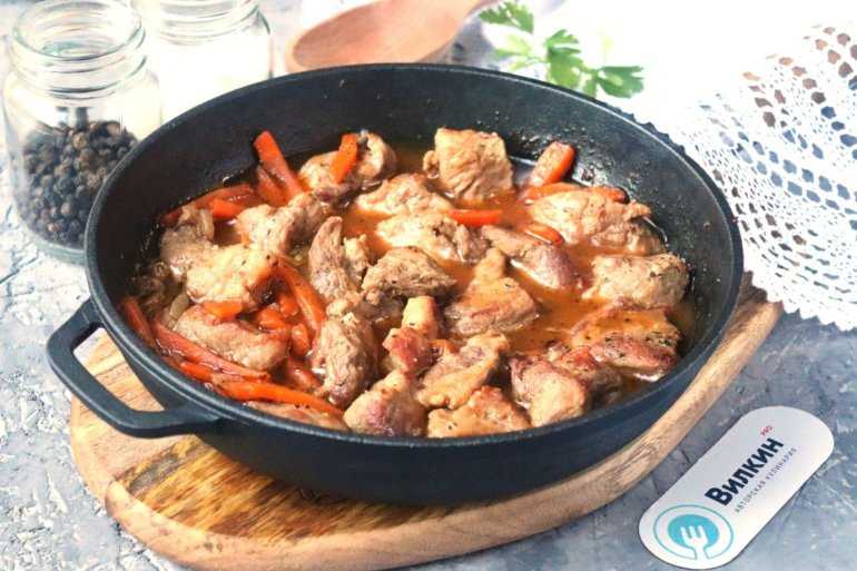 Свинина с луком и морковью - 3 рецепта с фото: на сковороде, в духовке, гуляш