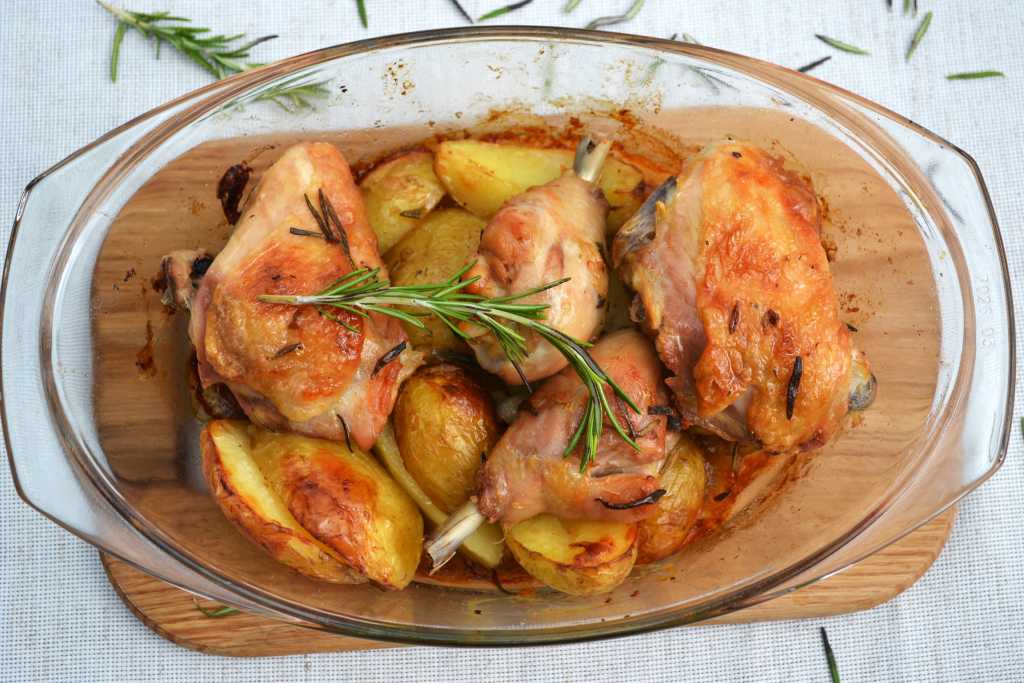Как запечь курицу в духовке целиком, 8 вкусных рецептов