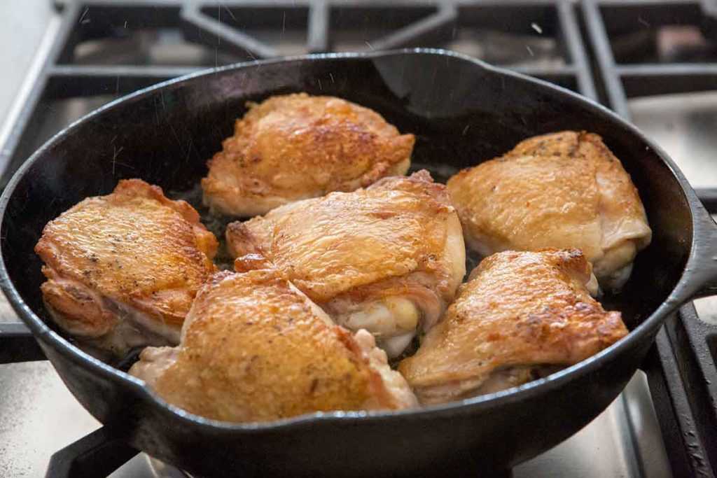 Бедра куриные на сковороде. рецепт с майонезом, чесноком, подливкой, сметаной, в соусе