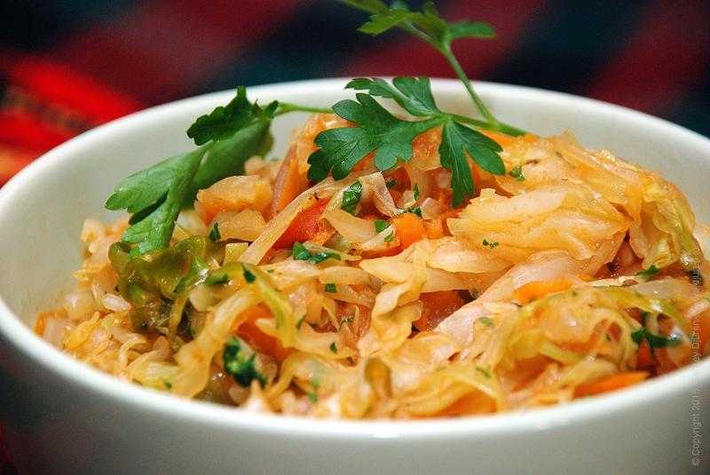 Тушеная квашеная капуста с курицей на сковороде