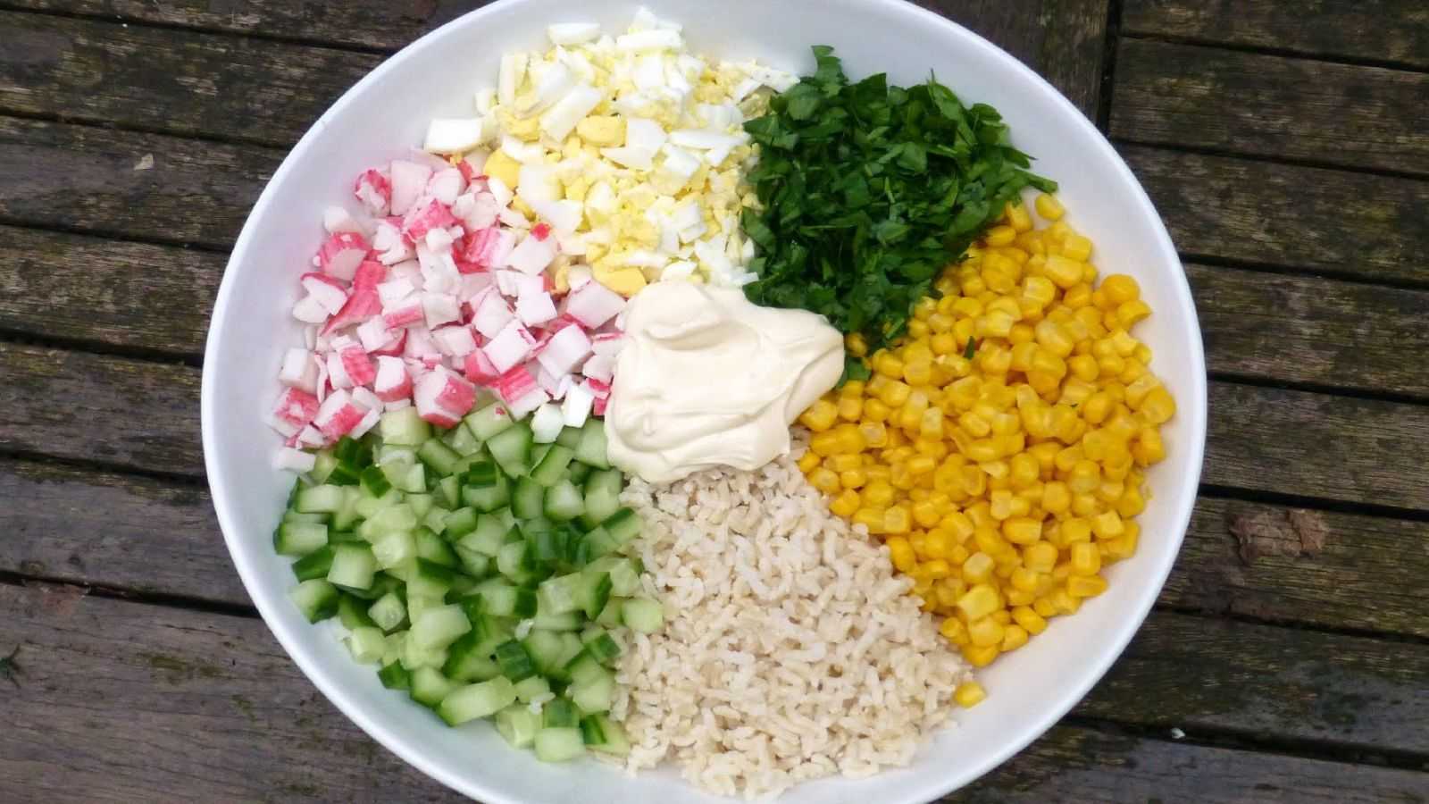 Крабовый салат без риса с огурцом по классическому рецепту