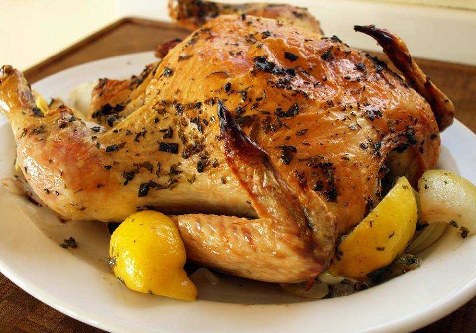Очень вкусная курица в духовке с корочкой — 10 рецептов (плюс видео)