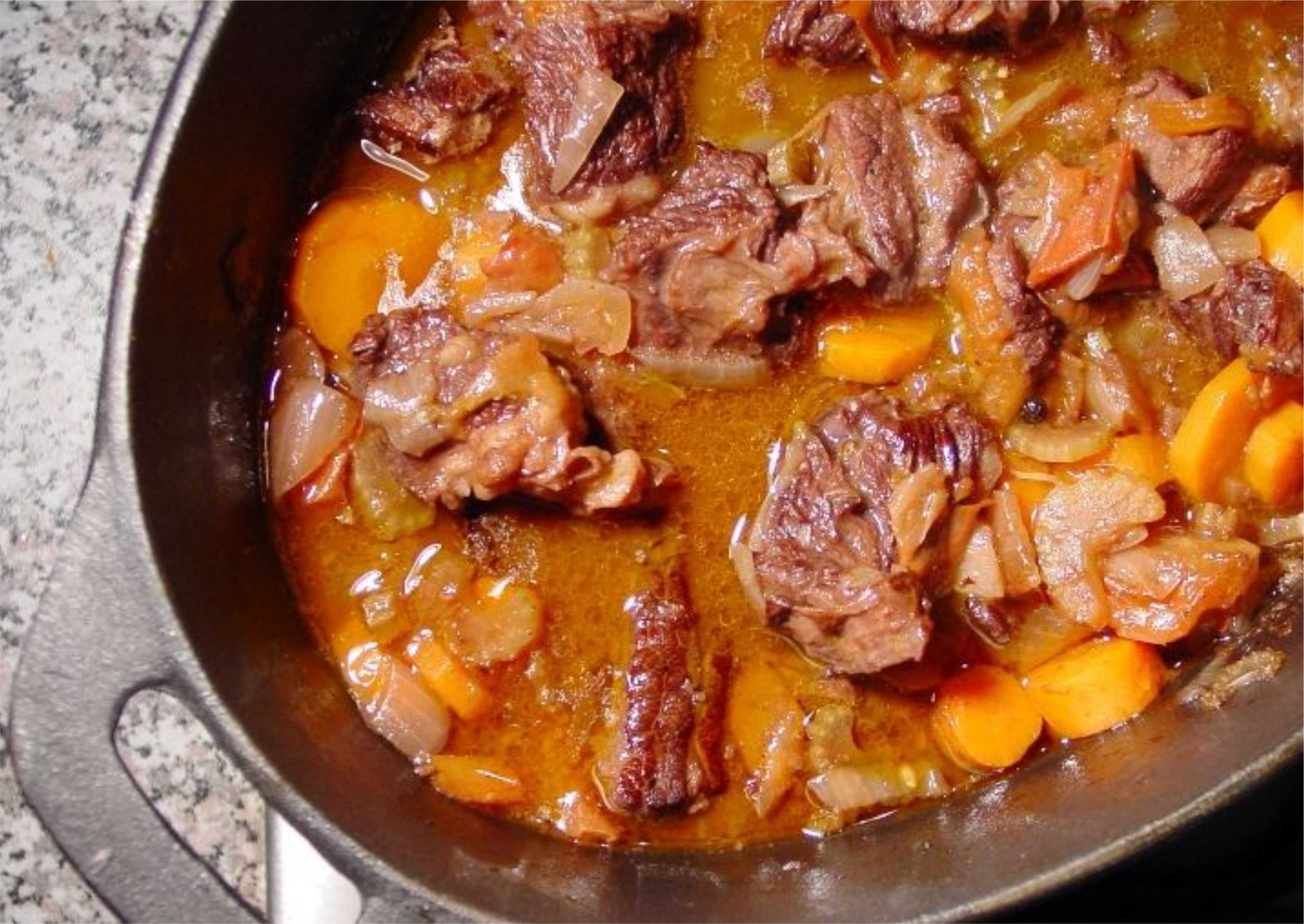 Мясо на сковороде жаренное и тушеное: 812 домашних вкусных рецепта