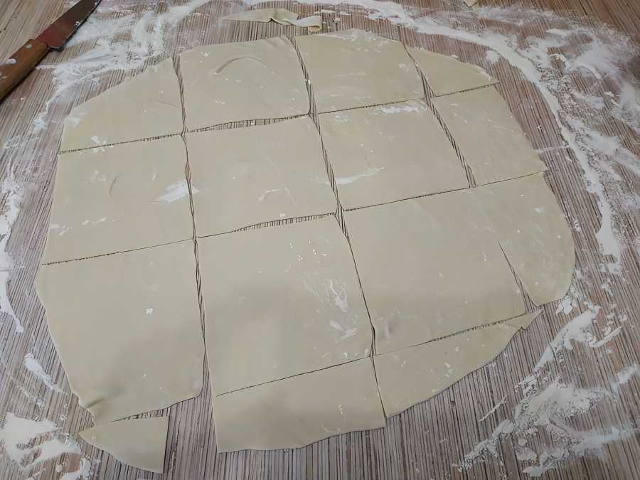 Тесто для мантов домашних пошаговый. Тесто на манты. Мягкое тесто для мантов. Тесто на манты пропорции. Как нарезать тесто на манты.