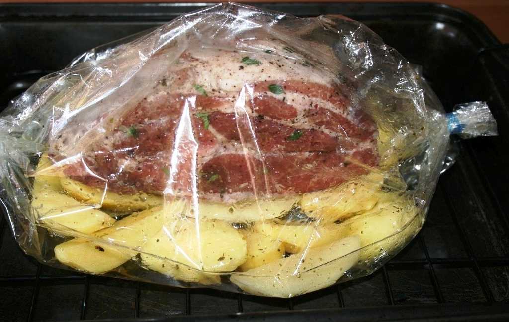 Свинина в духовке — 7 вкусных рецептов сочной и мягкой свинины