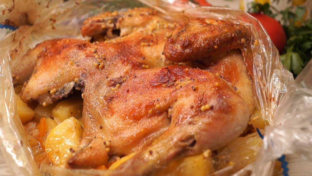Курица с рисом и овощами в рукаве. Курица с картошкой в духовке в рукаве. Курица в рукаве для запекания в духовке. Запечь курицу в рукаве.