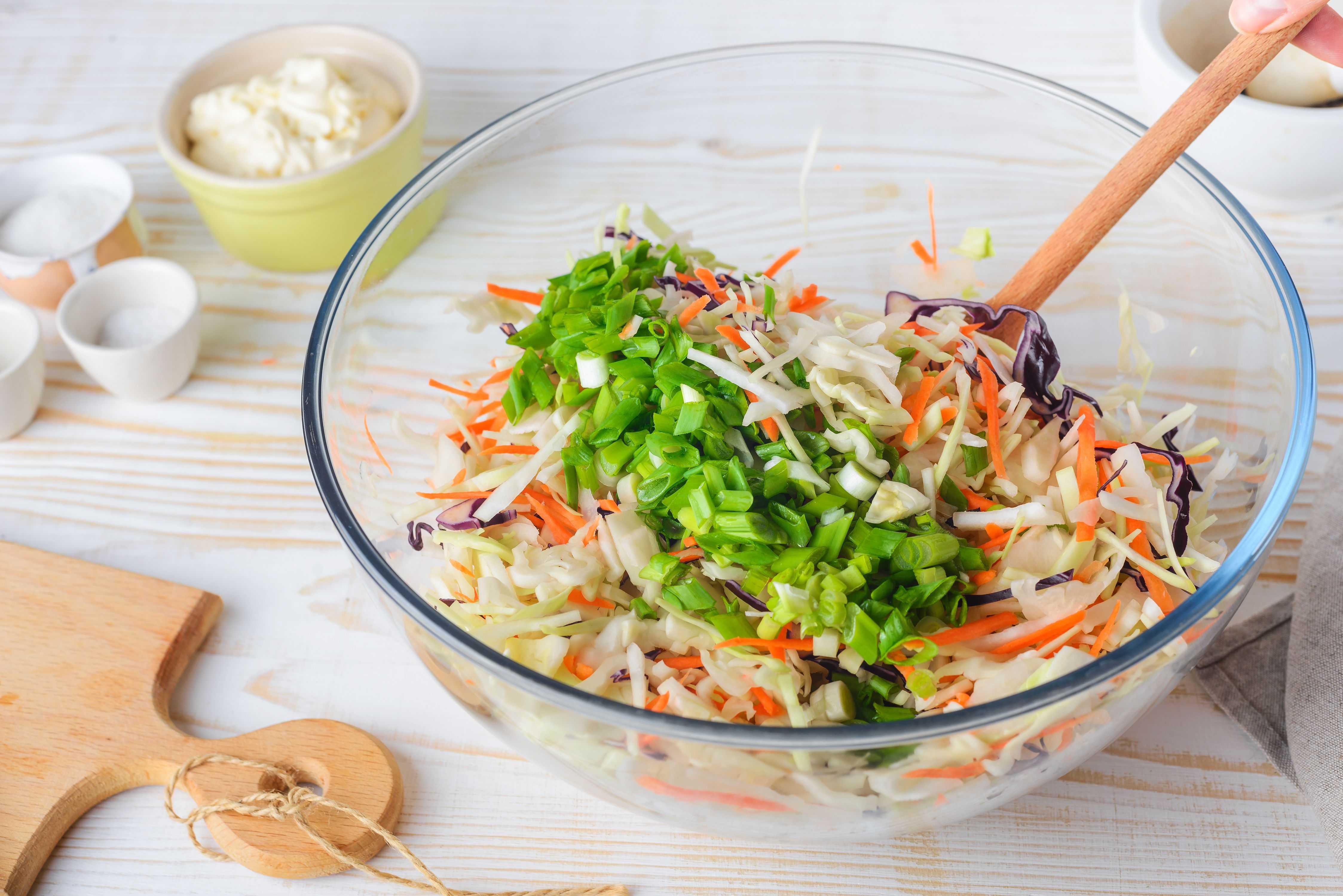 Салаты из свежей капусты — 17 очень вкусных рецептов