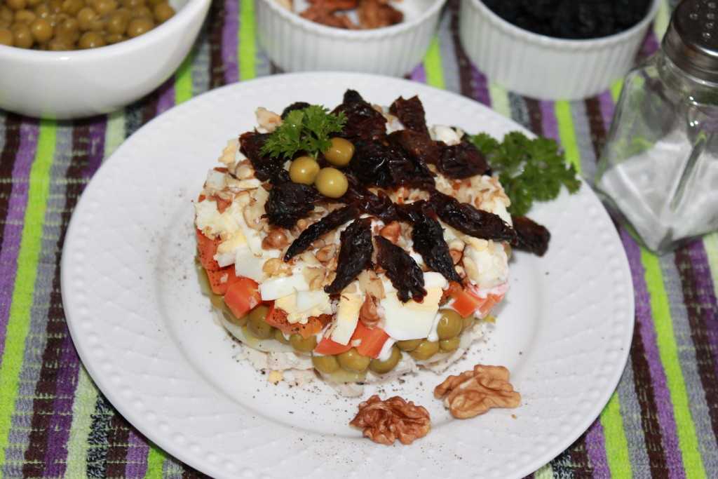 Салат «любовница»: пошаговые рецепты слоями с фото, идеи оформления. как приготовить салат «любовница» с курицей, черносливом, корейской морковкой, изюмом, орехами, виноградом: рецепт