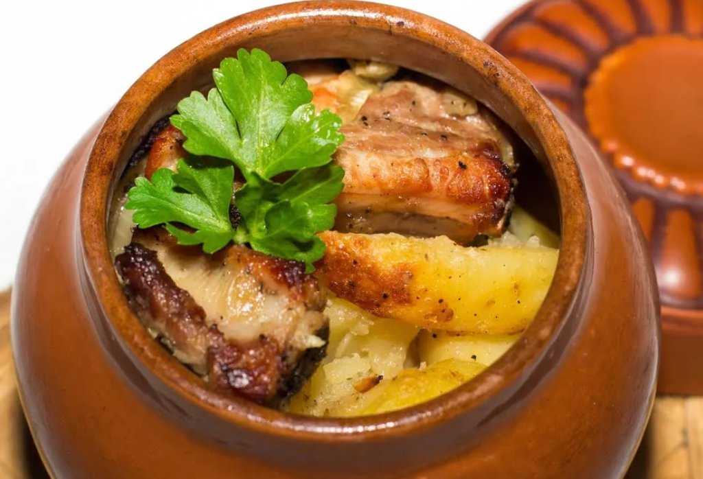 Курица с картошкой в горшочке — 8 рецептов в духовке