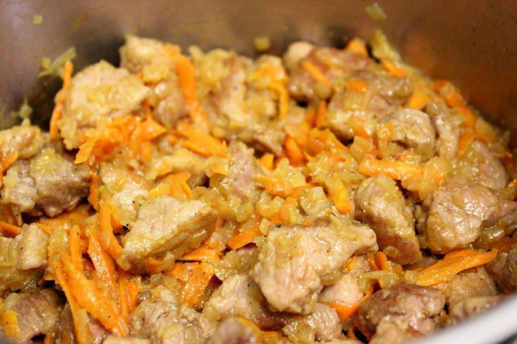 Поджарка из свинины - как вкусно приготовить с подливкой на сковороде по рецептам с фото