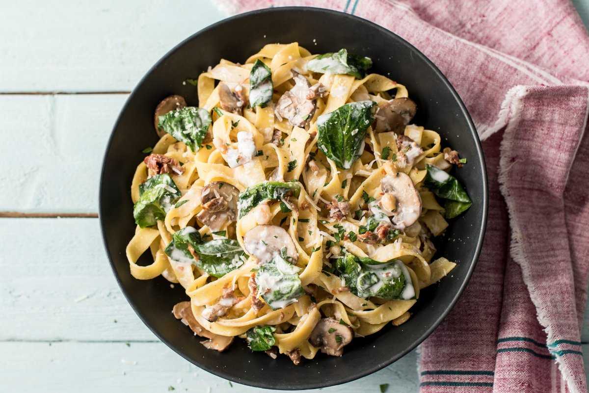 Спагетти с белыми грибами — рецепты в сливочном соусе или с курицей