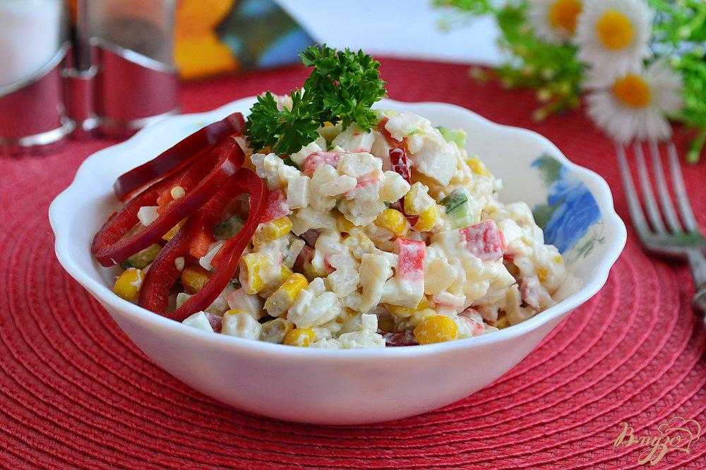 Салат из крабовых палочек с кукурузой и огурцом — 5 простых и вкусных рецептов с фото