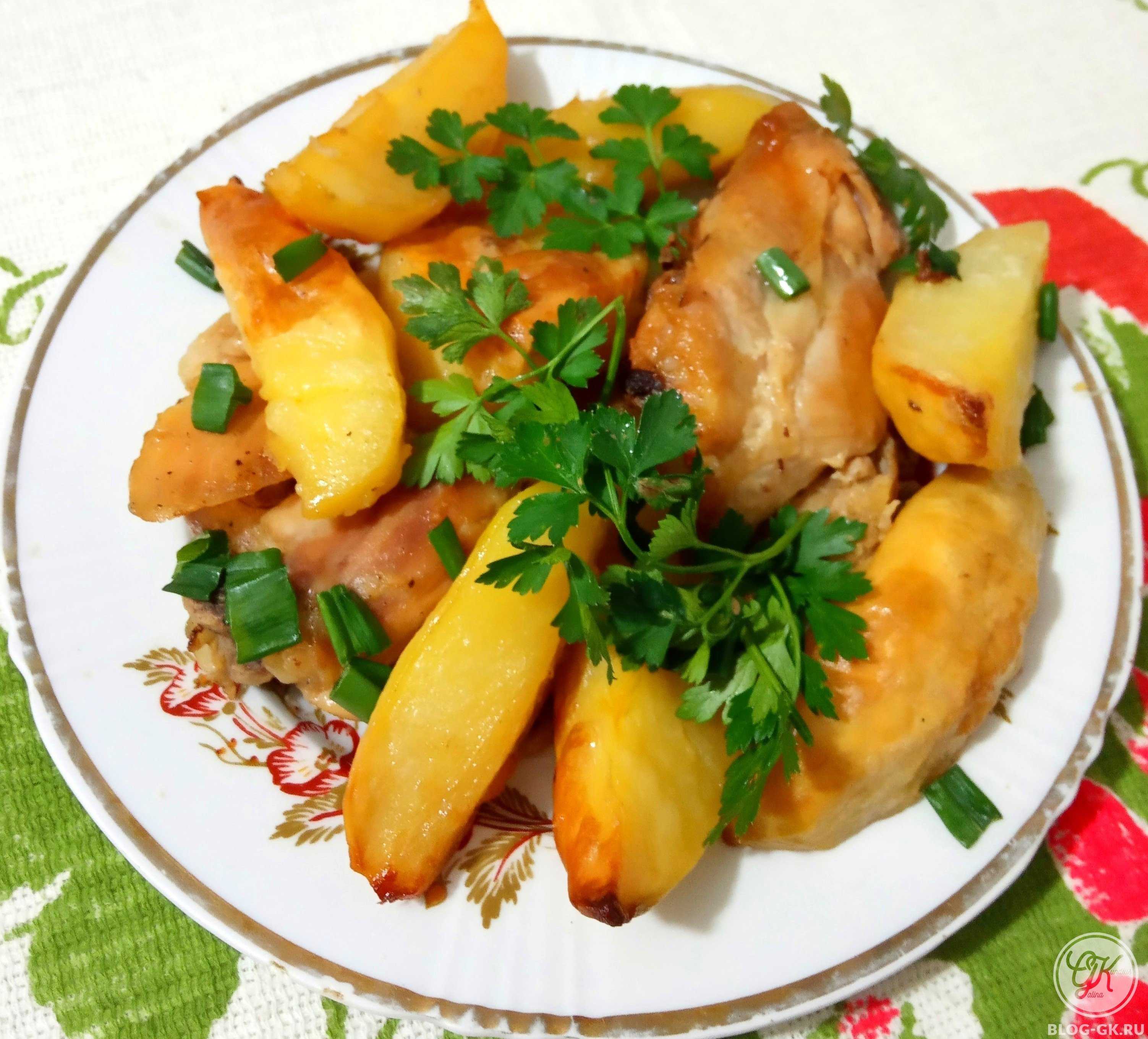 Куриные бедрышки в сметане в духовке с картошкой: рецепт пошаговый с фото