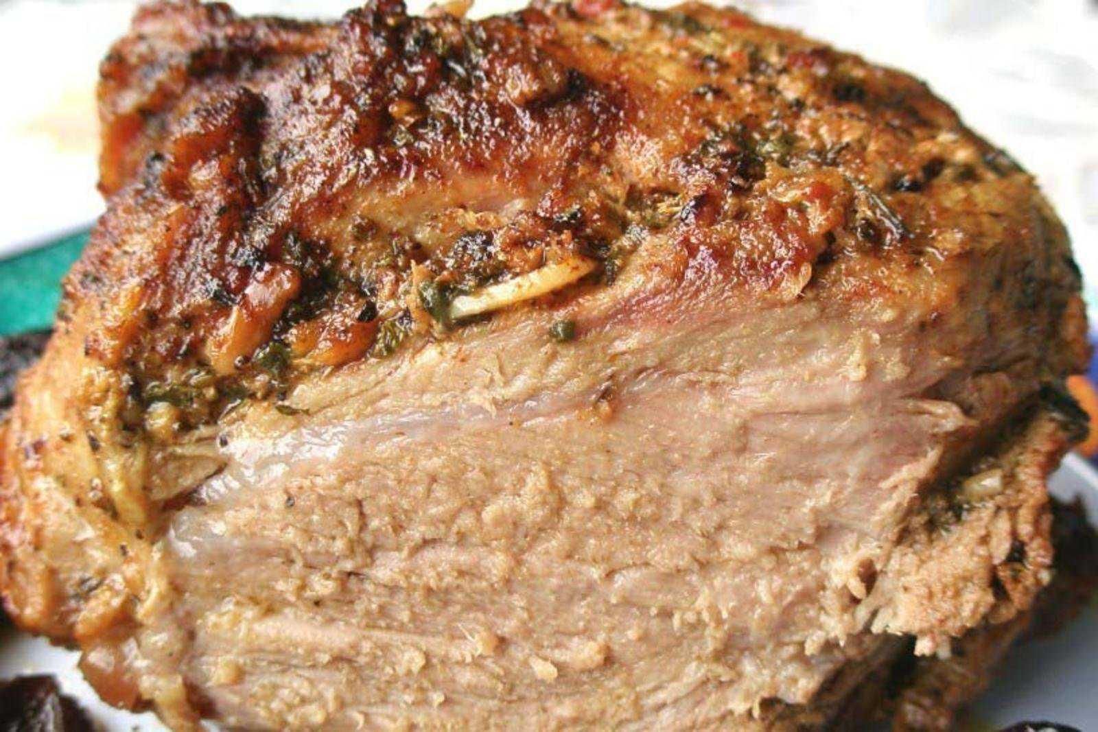 Печеное мясо. Кусок свинины в духовке. Кусок свинины запеченный в духовке. Мясо запечь в духовке куском. Мясо свинины в духовке.
