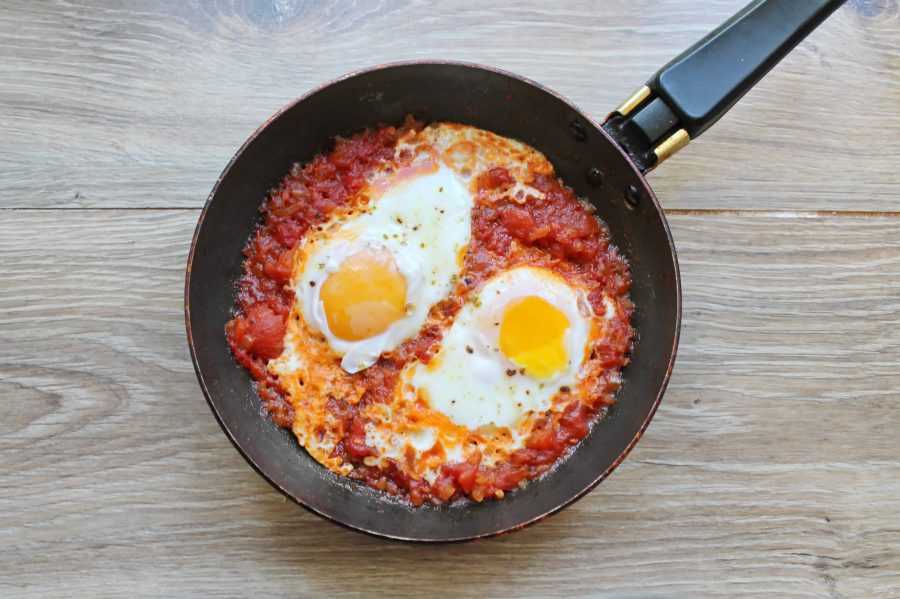 Рецепт приготовления вкусной яичницы с помидорами