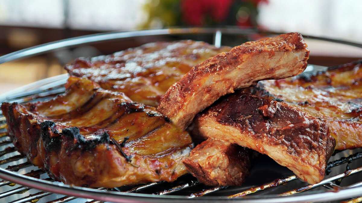 Готовим шашлык из свинины, не выходя из дома — сочное мясо на сковородке с ароматом дымка