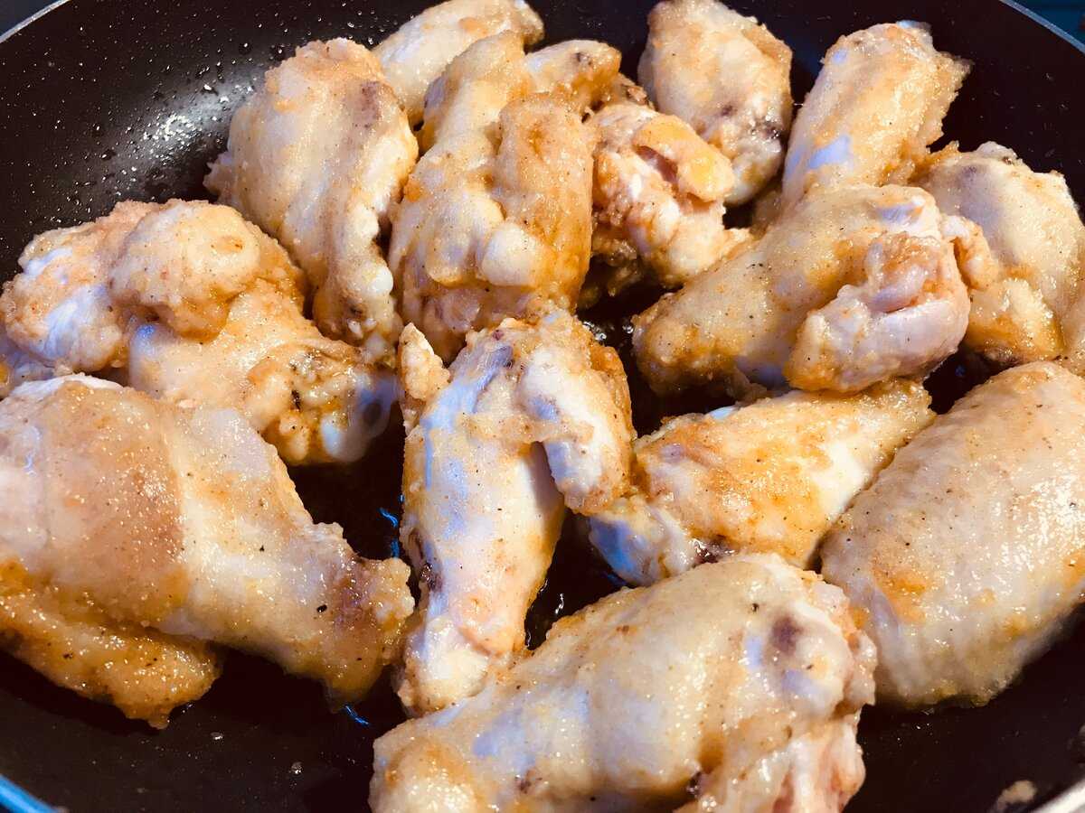 Как приготовить куриные крылышки на сковороде быстро и вкусно