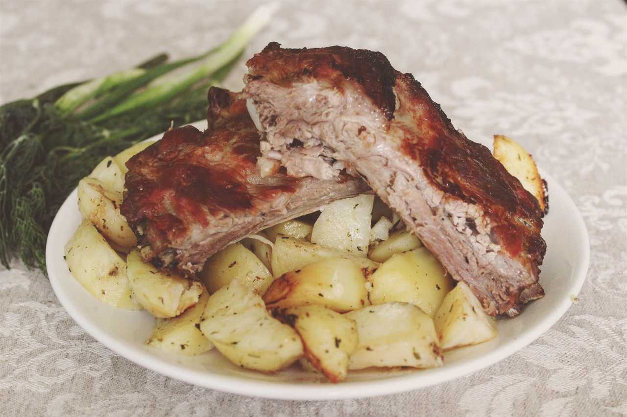 Свиные рёбрышки, запечённые в духовке по-домашнему — 5 простых рецептов приготовления