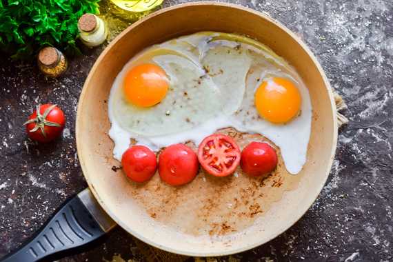 Как вкусно приготовить яичницу с помидорами по рецепту с фото