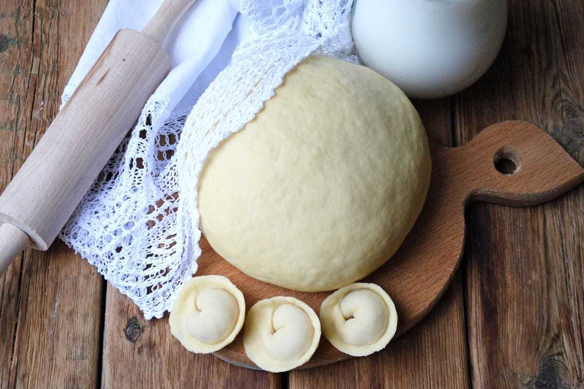 Идеальное тесто для домашних пельменей: 3 очень вкусных рецепта, советы