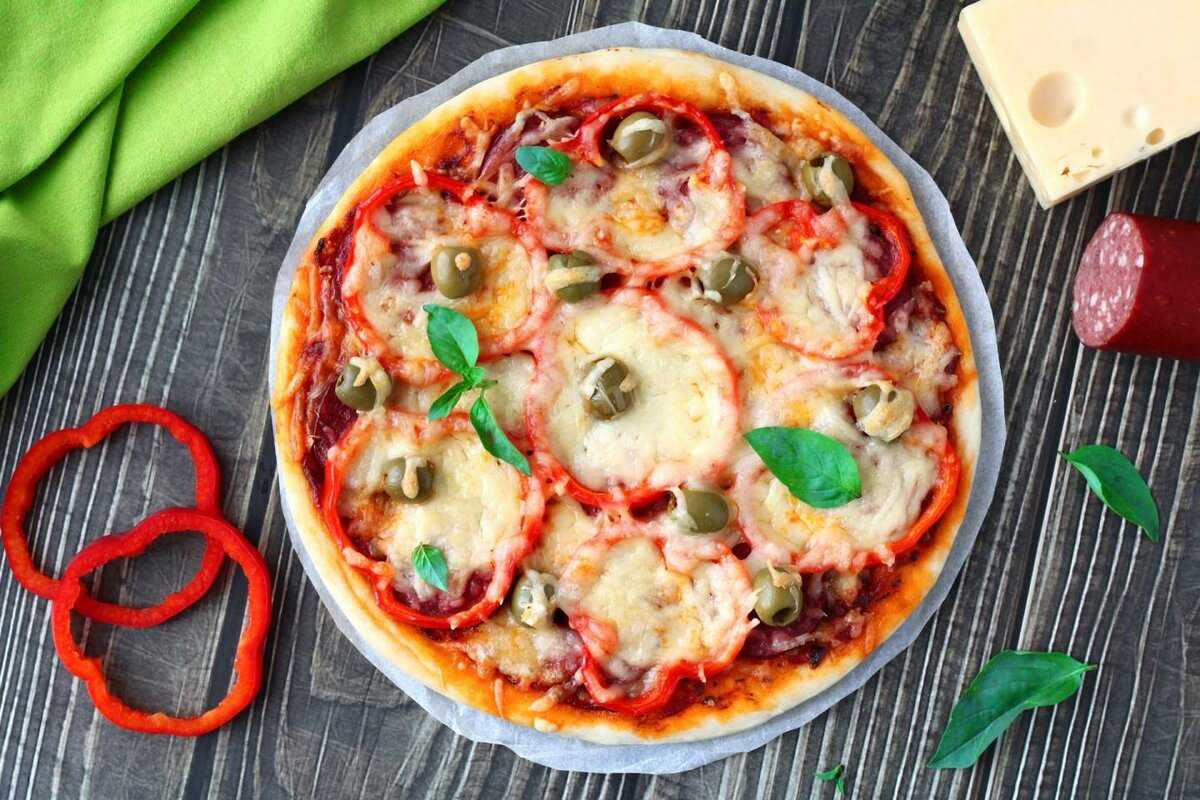 рецепт пиццы в духовке с колбасой без дрожжей домашней и сыром фото 111