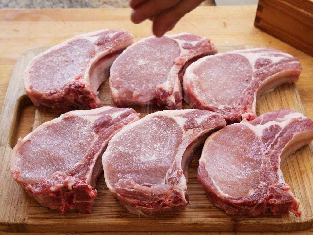 Свинина на кости в кулинарных рецептах: что приготовить На странице можно найти список вкусных блюд с ингредиентом свинина на кости