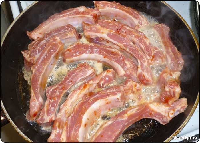 Как приготовить свиные рёбрышки на сковороде с соевым соусом