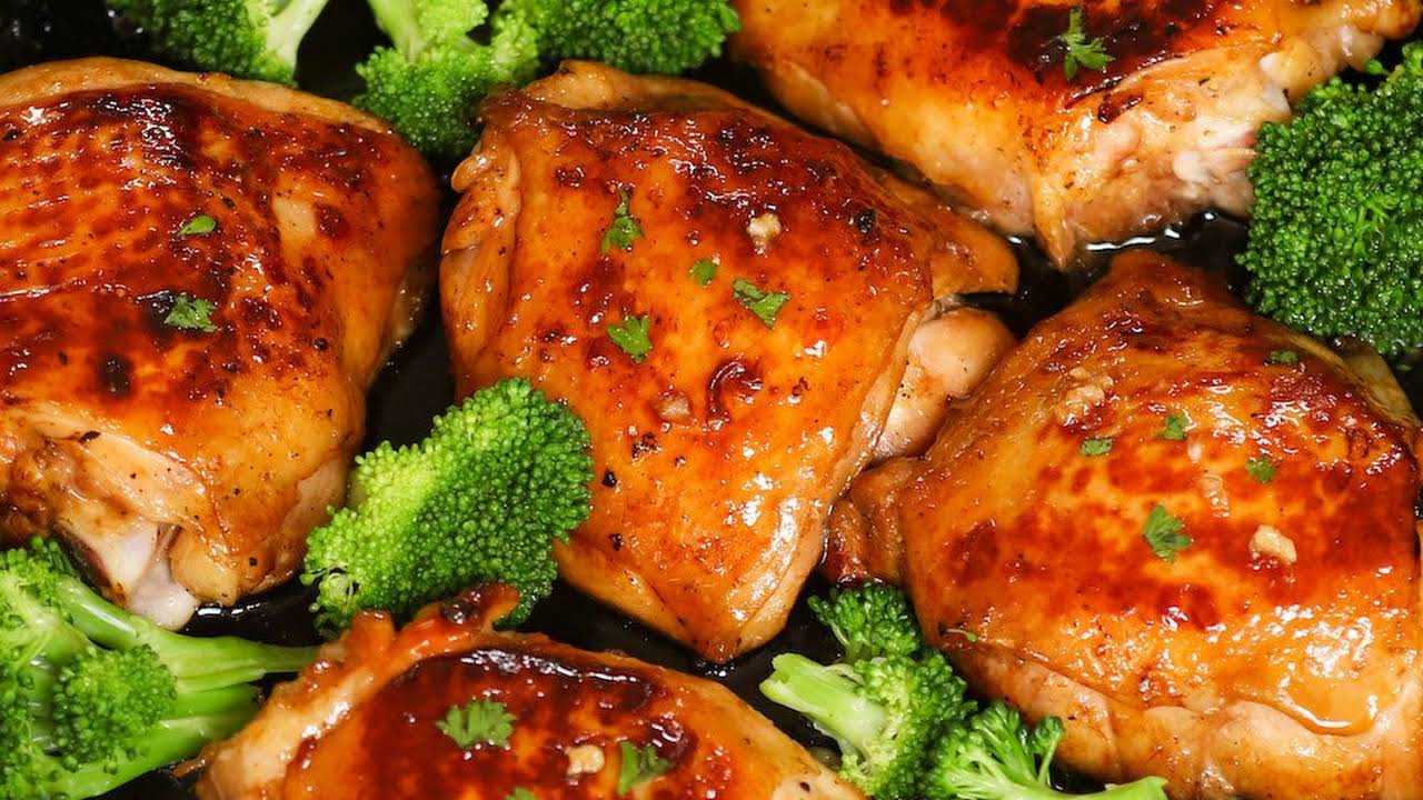 Как потушить курицу на сковороде с луком