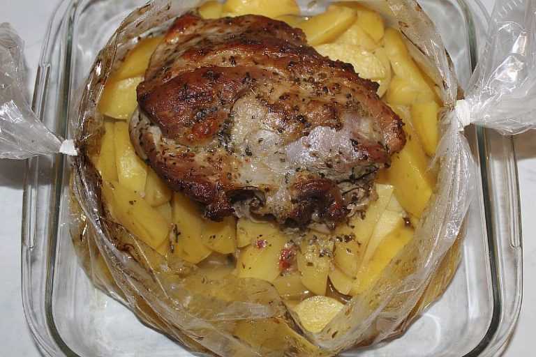 Мясо свинина с картошкой в рукаве