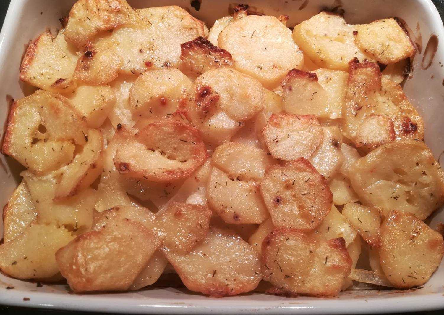 Рецепт запеченной картошки с майонезом в духовке. Картошка с луком в духовке. Картошка с майонезом в духовке. Картофель кружочками запеченный в духовке. Картошка кубиками в духовке.