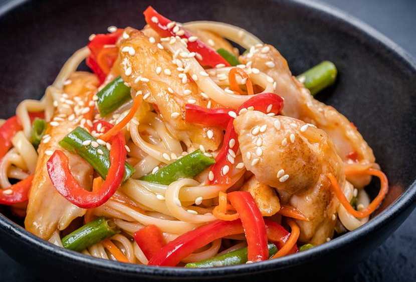 Лапша удон с курицей и овощами — азиатская кухня в домашних условиях