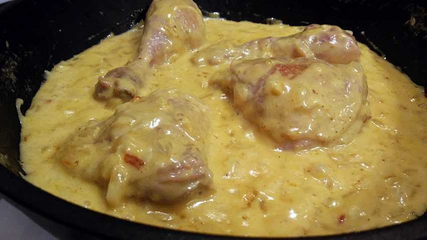 Курица на сковороде с сыром и сметаной. Курица в сметанном соусе. Курица в сметане на сковородке. Курица жареная в сметанном соусе. Курица в сметанном соусе на сковороде.
