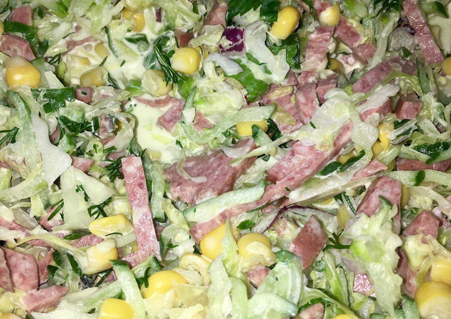 Салат с кукурузой и колбасой — 7 простых и вкусных рецептов