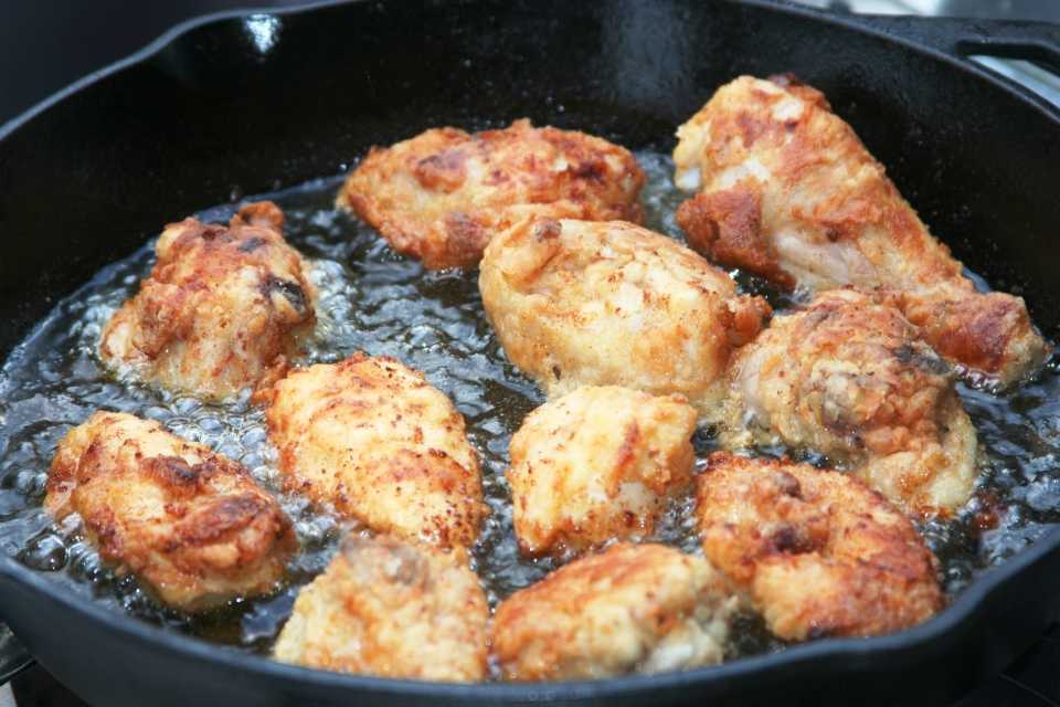 Курица на сковороде — лучшие рецепты. как правильно и вкусно пожарить курицу на сковороде.