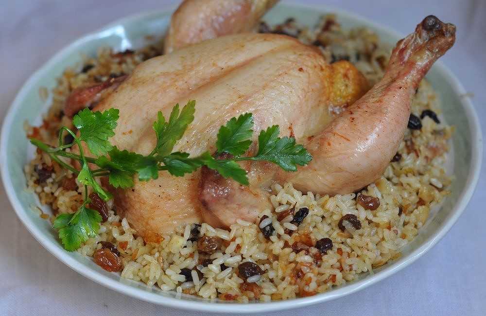 Сухой рис для курицы. Рис с курицей. Жареный рис с курицей. Курочка с рисом. Вареная курица с рисом.