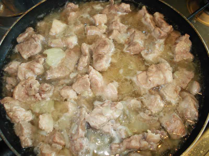 Свинина с подливкой на сковороде - 8 вкусных рецептов
