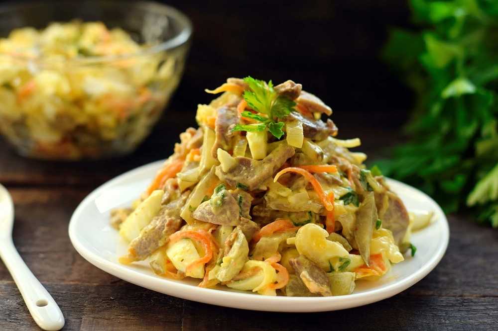 Курица с яблоками в духовке, фаршированная тушка целиком