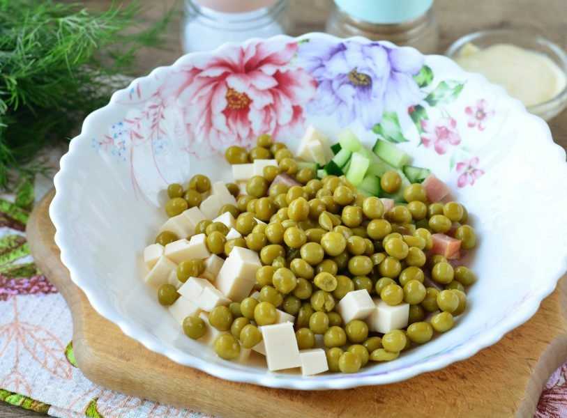 Салат с зеленым горошком вкусный и простой